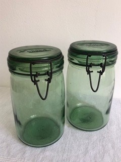 2 bocaux en verre teinté vert avec une fermeture à clip en fer